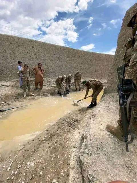 AliMuha53549047's tweet photo. قسم سے مجھے یہ بتاٶ فوج کا کام یہ ہے 👇
چمن مون سون کی پہلی موسلادار بارش متاثرہ علاقوں میں پاک فوج کے جوان ضلعی انتظامیہ کے ہمراہ امدادی کاروائیوں میں مصروف ہیں۔ پاک فوج نے رحمان کہول ، کلی حسن ٹھیکیدار، روغانی سمیت دیگر علاقوں میں امدادی کارروائیاں کئیں۔
#_PAK_ARMY⚔️🇵🇰⚔️ https://t.co/SqQDy1wFFp