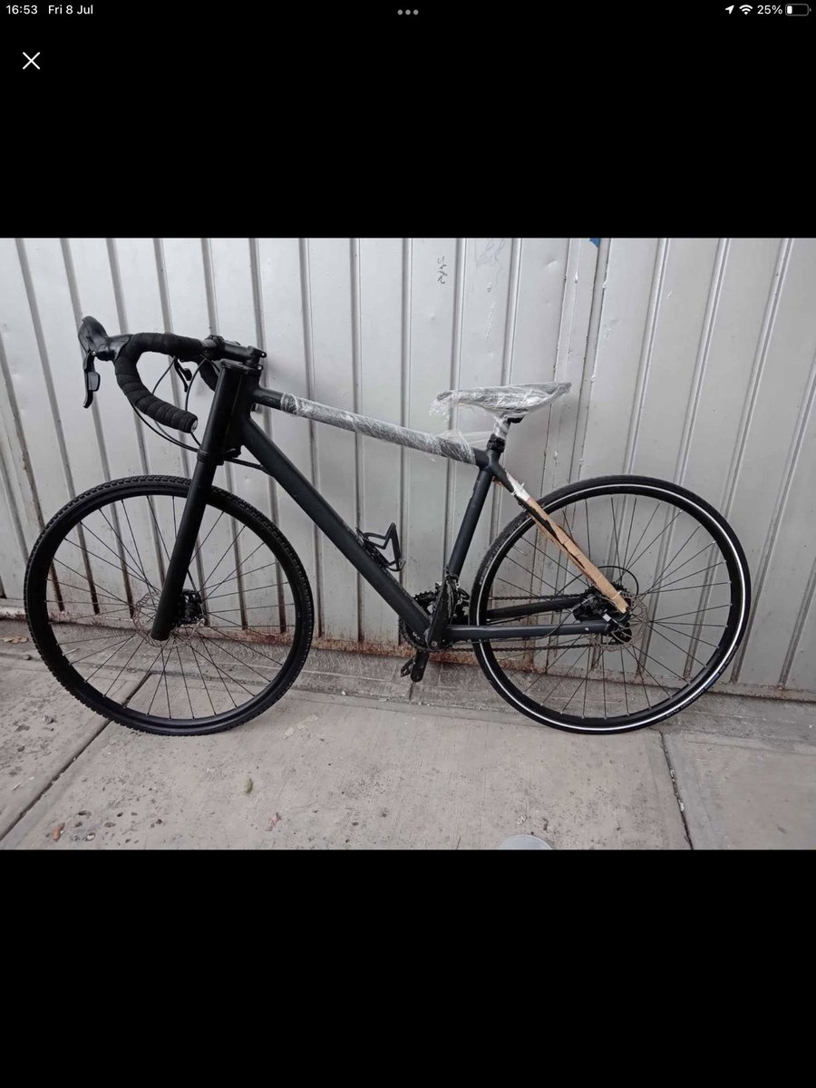 pauloalcm's tweet photo. Hola, en septiembre 2021 estaba vendiendo mi bicicleta y me estafaron con un depósito falso (salvo buen cobro) 
Hoy la veo anunciada en Facebook, sé que es casi imposible recuperarla pero al menos espero que nadie la compre, me dolió muchísimo perderla 
Así la anuncian: https://t.co/WOd7fNwM0K
