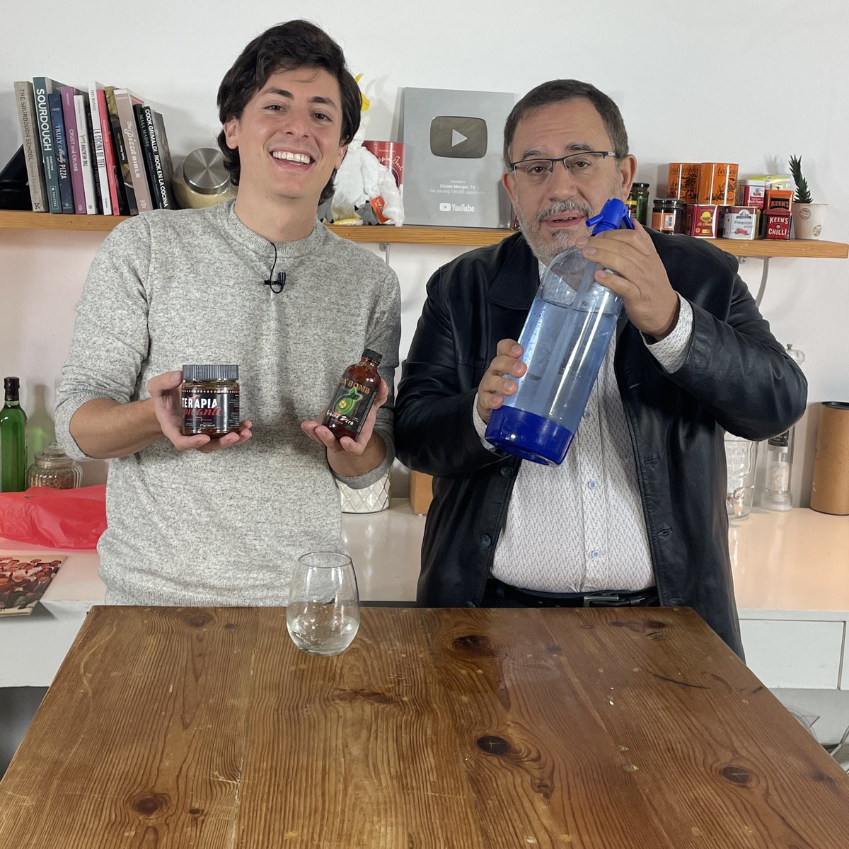 VideosPilo's tweet photo. ¡Procedieron @CarlosMaslaton y @alanparodi en el #TerapiaPicante subido ayer! 🌶

🥵Miralo acá: https://t.co/KfyJD6lpkZ https://t.co/YWZDGCAlQQ