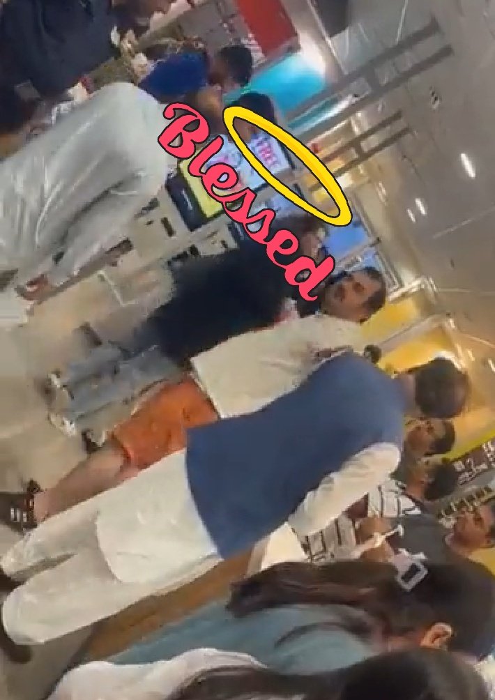 lm3Si0oURdNUrYO's tweet photo. مینڈک لوٹک میں برگر کے ساتھ ب عزتی گالیاں🤣
#_Free #MacDonald 😂 https://t.co/9gBexwT7M0
