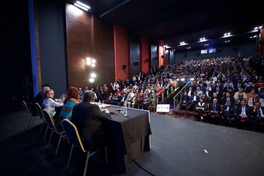 Ustedes saben que El Calafate es mi lugar en el mundo. Por eso me emociona tanto ver cómo sigue creciendo. Hoy inauguramos el nuevo Cine Teatro Municipal y firmamos convenios para crear un Centro Universitario en la ciudad.
