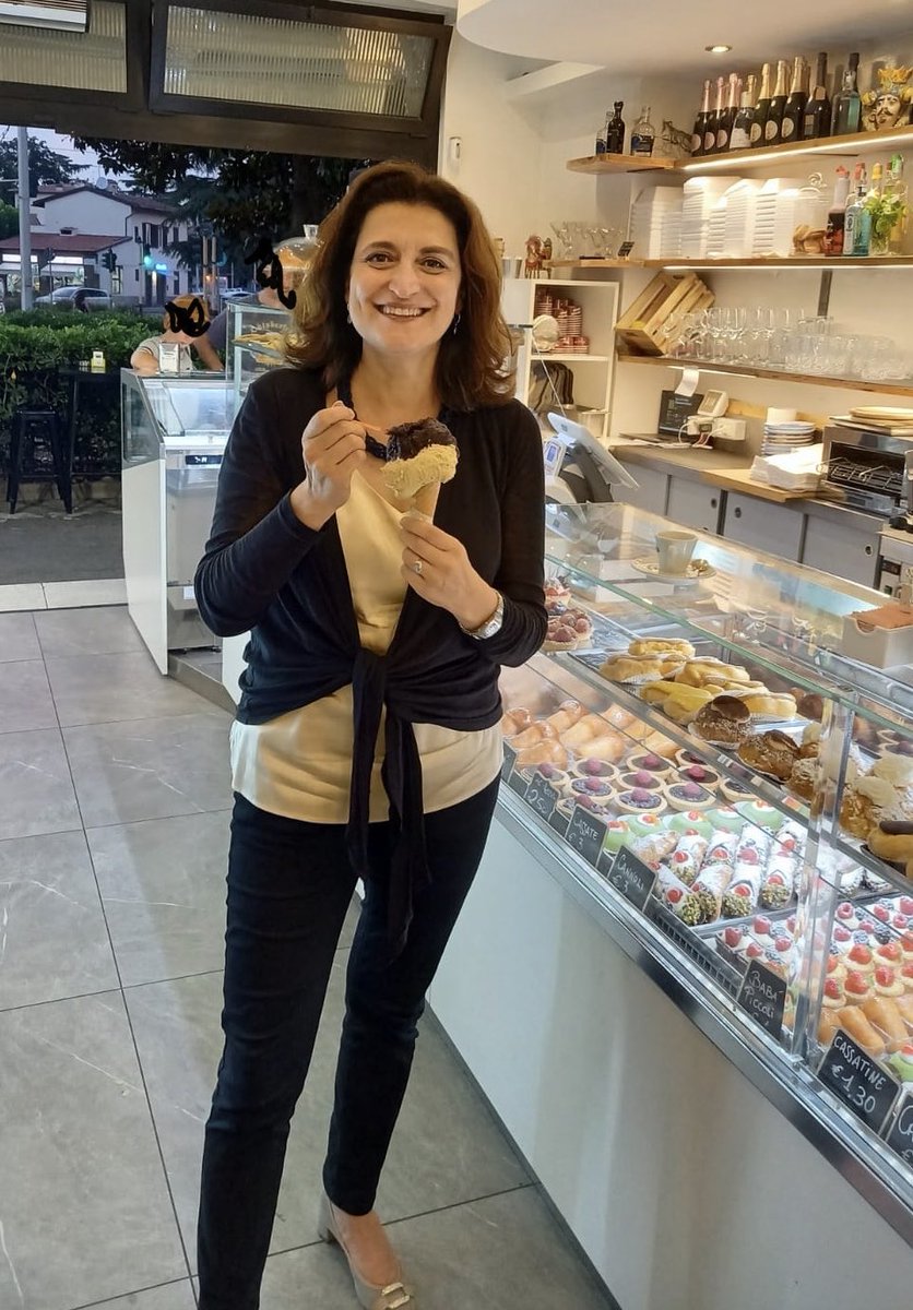 Alessia_Bettini's tweet photo. Dopo giornate lunghe, calde e faticose un buon #gelato ti regala un sorriso e un po’ di energia🤗 #buonanotte Firenze! #gelatoartigianale #gelateria #batoni #verygood #amoFirenze https://t.co/UvDkmcfNfc
