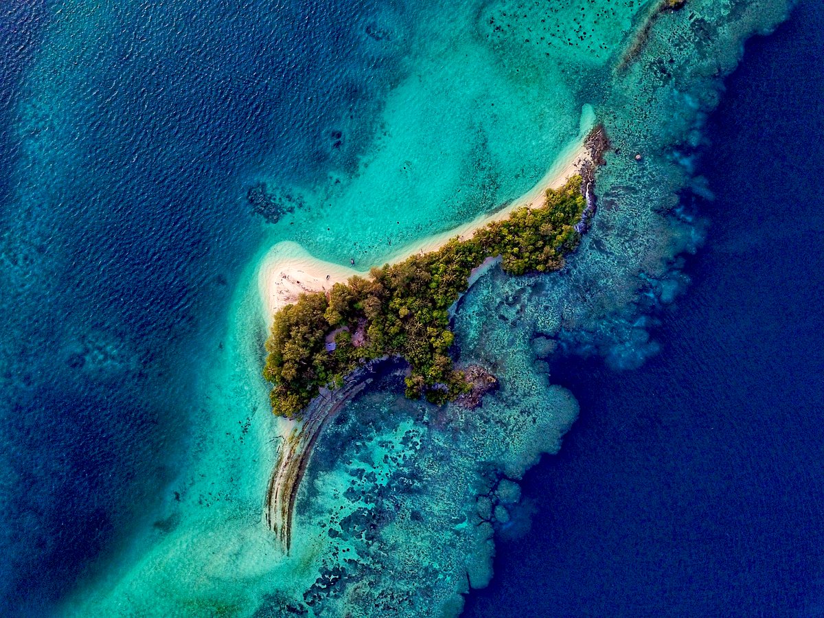 A stunning island for this Fabulous Friday! Does anyone else see the shape of a Marlin fish? Would live there in a heart beat! 11/10. Wishing you all a Wonderful Weekend!