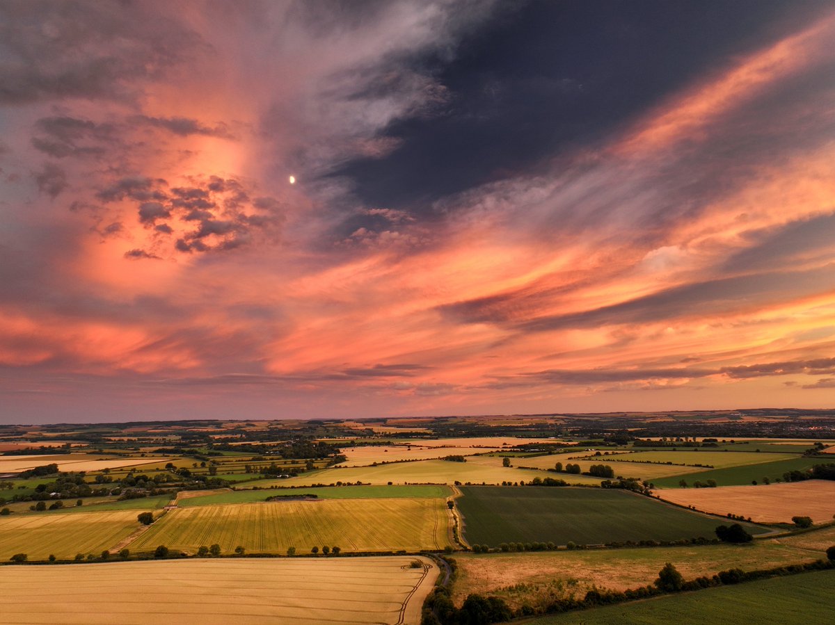 lwolive's tweet photo. More Mavic3 shots from my maiden flight #Wittenham #Oxfordshire #SkyPorn #CloudPorn https://t.co/QuP6lv0Aw7