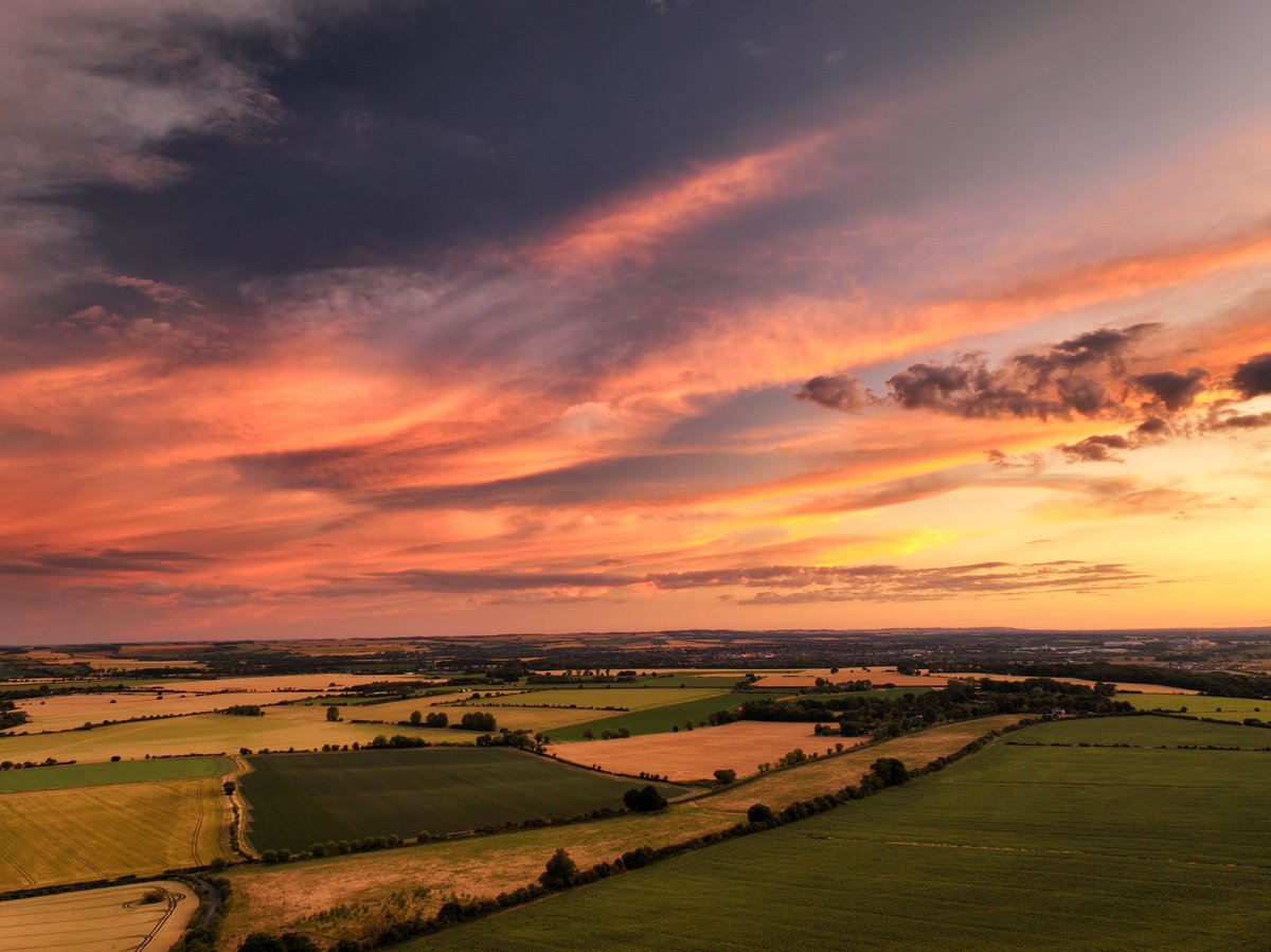 lwolive's tweet photo. More Mavic3 shots from my maiden flight #Wittenham #Oxfordshire #SkyPorn #CloudPorn https://t.co/QuP6lv0Aw7