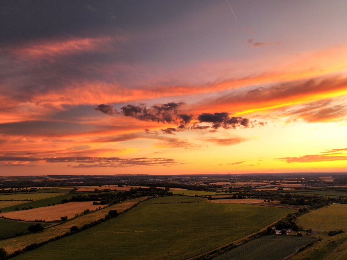lwolive's tweet photo. More Mavic3 shots from my maiden flight #Wittenham #Oxfordshire #SkyPorn #CloudPorn https://t.co/QuP6lv0Aw7