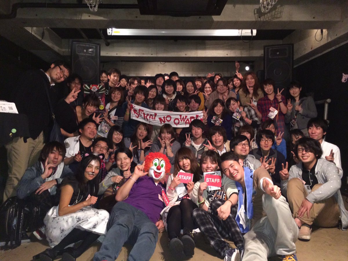 warm_up_1degree's tweet photo. 25歳以上を集めた【セカオワ大人オフ会】も10周年だそうで。CLUB EARTHを貸し切って、遠方からも80人近くも集まって。本当に楽しかったなぁ！！サプライズでリーダーから僕らのために色紙のプレゼントもあって。あれは、心震えたなぁ☺️‼️

#セカオワ https://t.co/RrSFNBKnUW