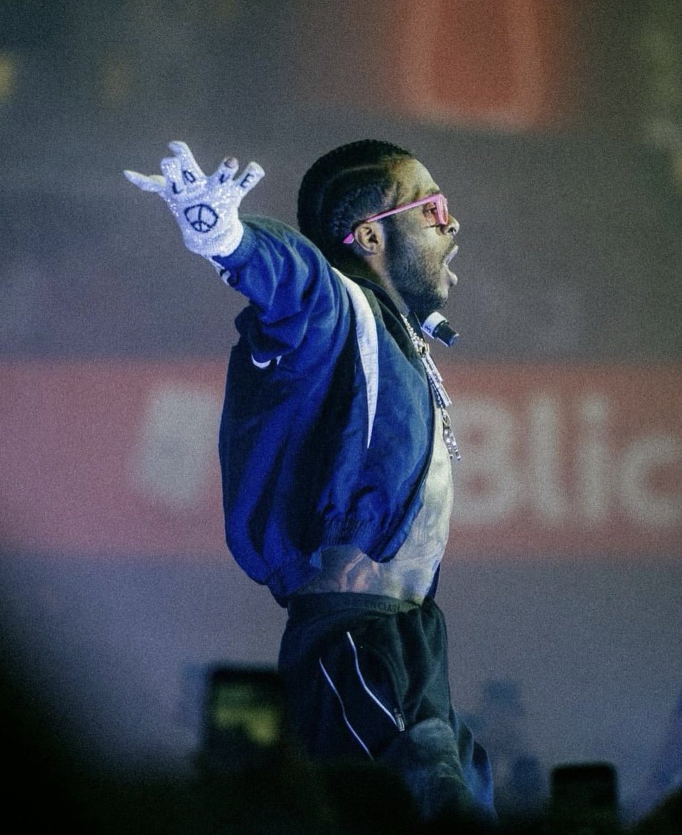 The gloves give me MJ vibes😭💕🧠🦇🧤