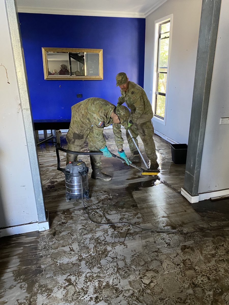 With recent flooding in Singleton and the wider Hunter Region, members of Soldier Support Company joined with NSW SES to help with the clean up and to continue to support our communities. #DutyFirst