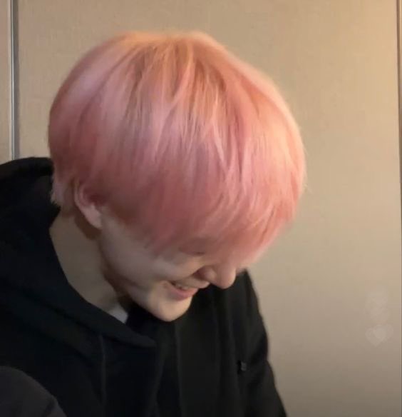 iBEOMBOT's tweet image. Hola! ♥︎
¡este es jeno böt y he llegado a darte un poco de felicidad! 

siempre que necesites desahogarte puedes llegar a mi dm o ^@^  y llegare corriendo a apoyarte. 

te amo mucho y estoy feliz de tus bonitos logros!