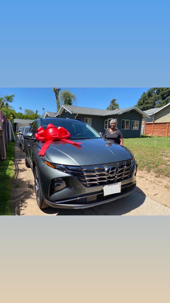 Heading into the weekend with a home delivery! Ms. Rogers with her beautiful new 2022 Hyundai Tucson Limited! ☀️
#autoexpertsocal #autoexpert #socal #hyundai #tucson #limited #hyundaitucson #hyundaiclub #hyundaifamily #hyundailove #hyundailife #suv #suvlife #weekend #weekend