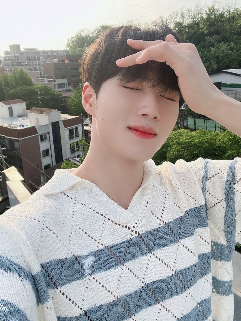 _k___junseo's tweet photo. glare outside 
#RUiSelcaDay #JUNSEO #준서 #Today https://t.co/mhEtx49JPa