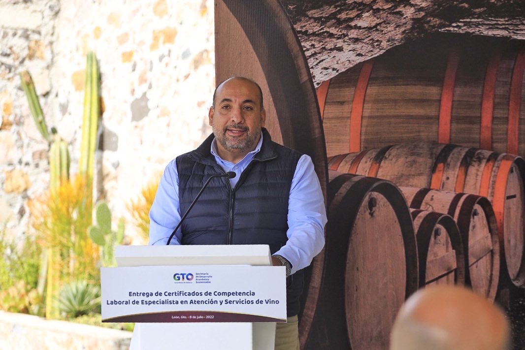 aldo_marquez's tweet photo. Esta mañana se entregaron las cédulas de competencia laboral en Atención y Servicio del Vino de Guanajuato. Sabían que en el estado se producen extraordinarios vinos y contamos con 45 bodegas además de ser el 4to lugar en producción a nivel nacional? #DiputadoEnAcción💙🦁✌🏻 #PAN https://t.co/t6KdoY7ppd