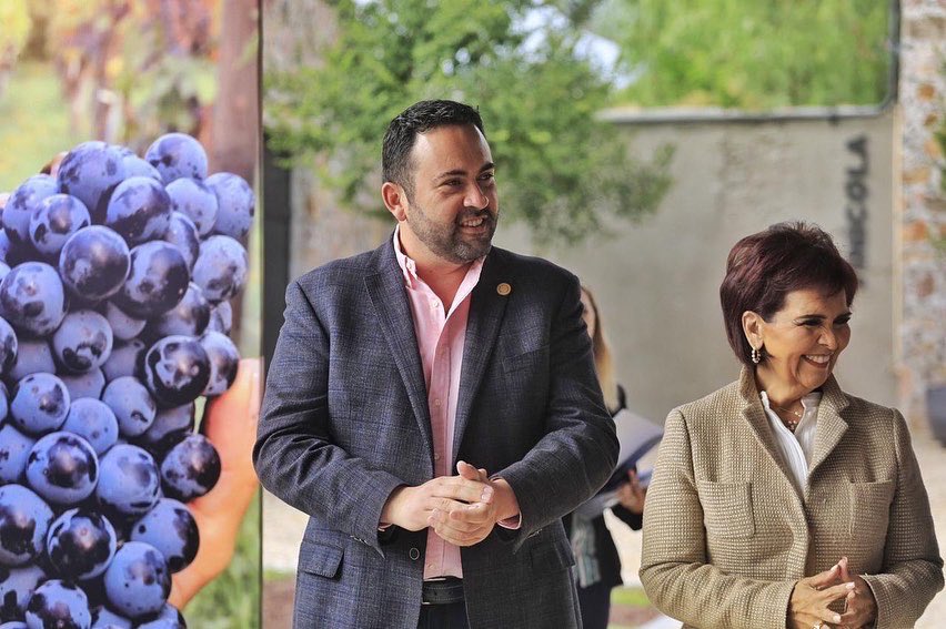 aldo_marquez's tweet photo. Esta mañana se entregaron las cédulas de competencia laboral en Atención y Servicio del Vino de Guanajuato. Sabían que en el estado se producen extraordinarios vinos y contamos con 45 bodegas además de ser el 4to lugar en producción a nivel nacional? #DiputadoEnAcción💙🦁✌🏻 #PAN https://t.co/t6KdoY7ppd
