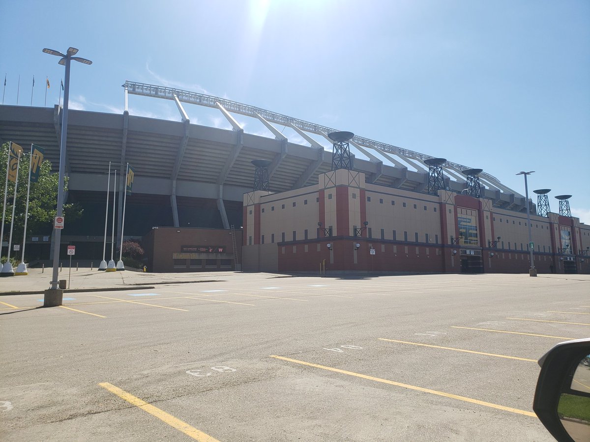 SlobodaVic's tweet photo. These are two pics taken 12 hours apart. The one on the right is last night's game. The one on the left is this morning at CWS. One pic has people laughing and enjoying themselves and the other is an empty concrete building. Why share these two pics? This will be a few tweets. https://t.co/hahDpP1B0d
