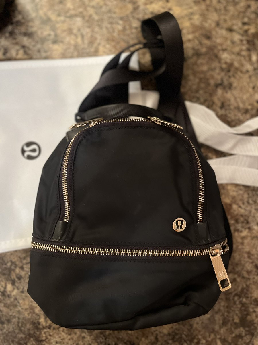 dawn_kimmy_nl's tweet photo. I got this nice mini pack for my walks tonight! It’s so cute @lululemon I can’t wait to use it! #minipac #cute https://t.co/Equ9XsEv55