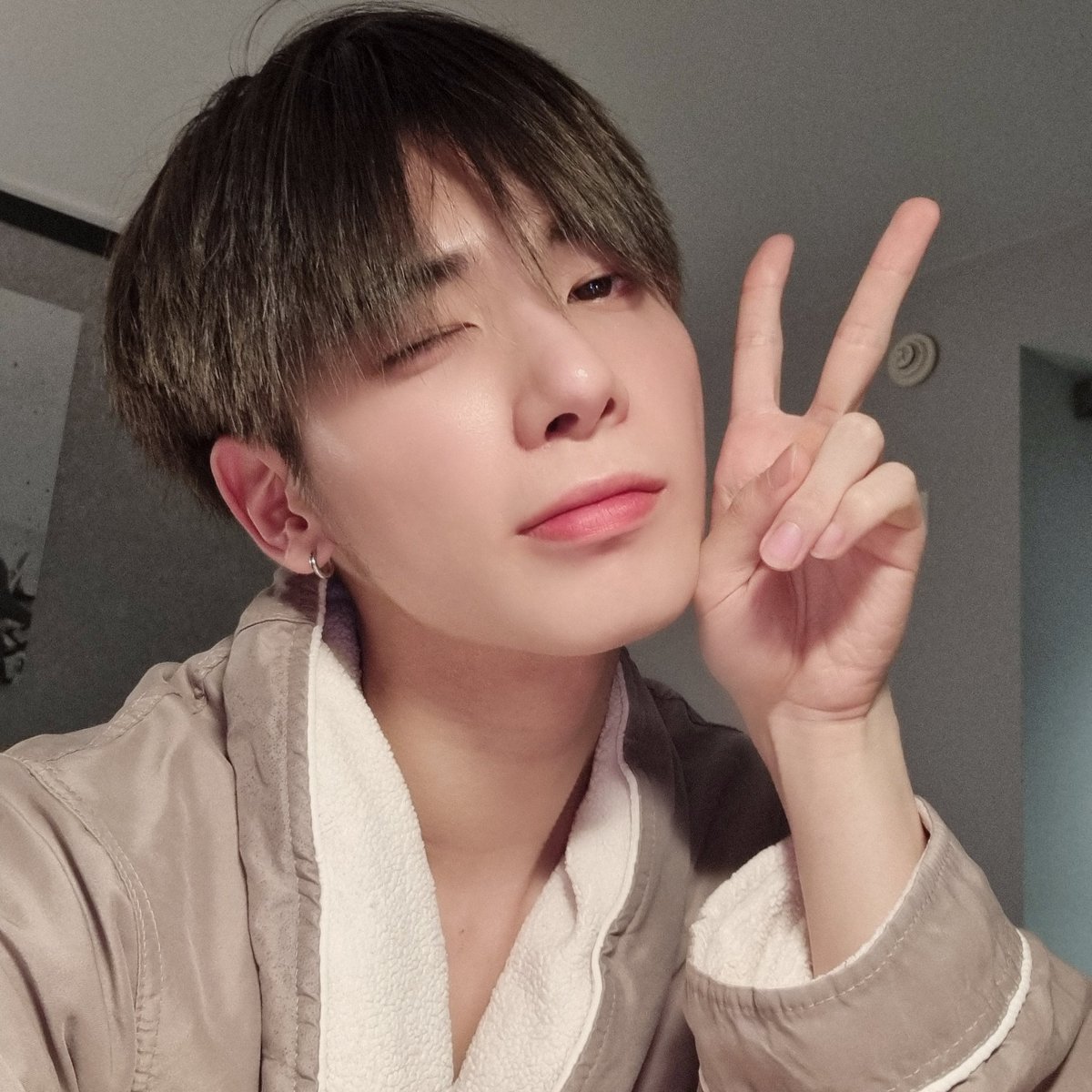 bxmrxmi's tweet photo. 손목 뼈 완전좋다 ,,, https://t.co/TW29N9v0Mo