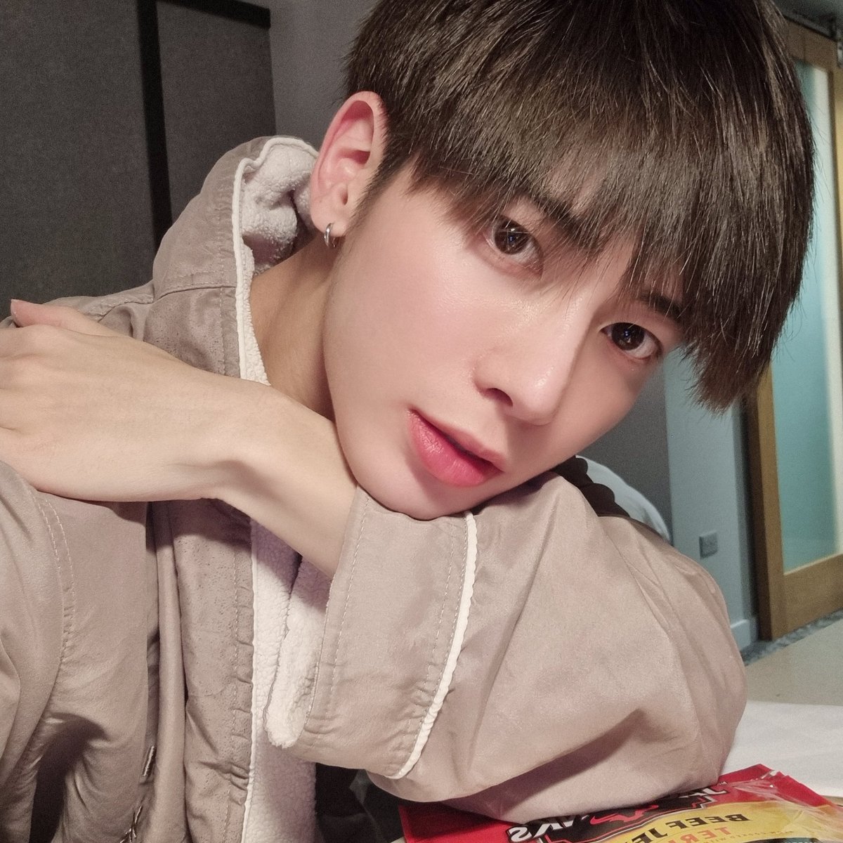 bxmrxmi's tweet photo. 손목 뼈 완전좋다 ,,, https://t.co/TW29N9v0Mo