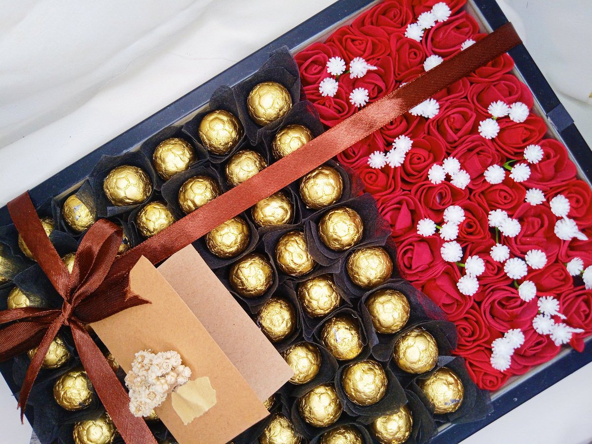 nuur07hsa's tweet photo. Gini nih kalau jadi anak kudet sampai Jerome jadi trending topik aja baru tau. Maklum sibuk promo:).

Choco &amp; Flower Gift Box
Cocok nih buat kamu yang mau ngasih something ke orang terkasih kamu dengan look yang gak gitu-gitu aja. Info order Link Di Bio.
Happy Saturday🌺 https://t.co/s4ngJsglAP