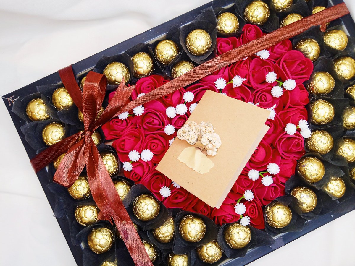 nuur07hsa's tweet photo. Gini nih kalau jadi anak kudet sampai Jerome jadi trending topik aja baru tau. Maklum sibuk promo:).

Choco &amp; Flower Gift Box
Cocok nih buat kamu yang mau ngasih something ke orang terkasih kamu dengan look yang gak gitu-gitu aja. Info order Link Di Bio.
Happy Saturday🌺 https://t.co/s4ngJsglAP