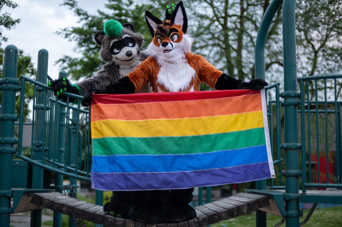 ryzote's tweet photo. And some with @abzeracc 
#FursuitFriday 🏳️‍🌈 https://t.co/7Ms2AbhuJs