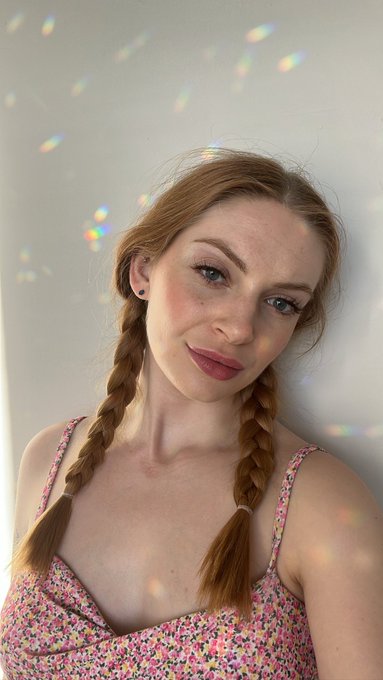 who wants to kiss https://t.co/eA1o3wq8HO<a href="/tag/mcon2021"class="tags"><span>#mcon2021</span></a>