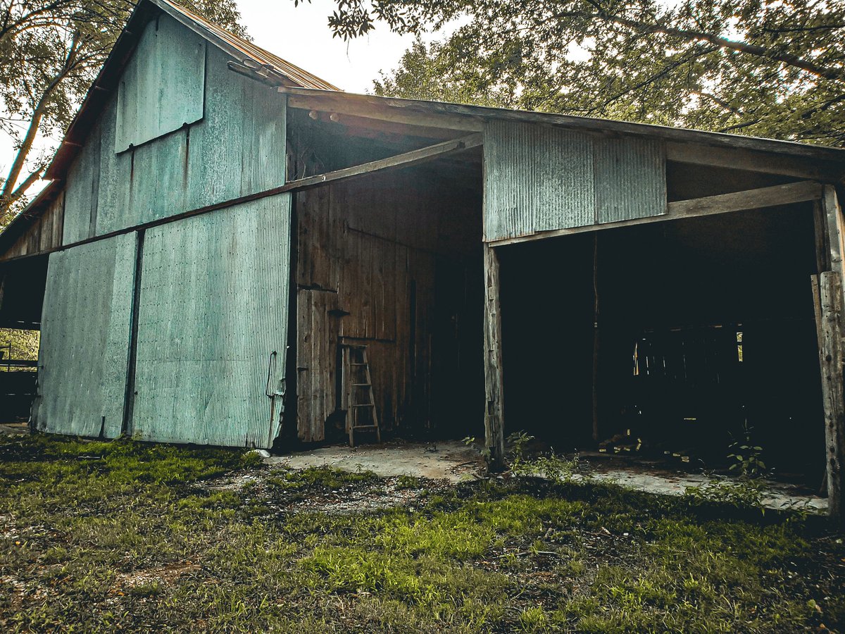 TheShadowSiste2's tweet photo. The center of the blue barn is actually the location of our childhood club house. We have all had experiences in there. Such as disembodied voices, footsteps, mimicking, and shadows. https://t.co/gmGB5HpM6T