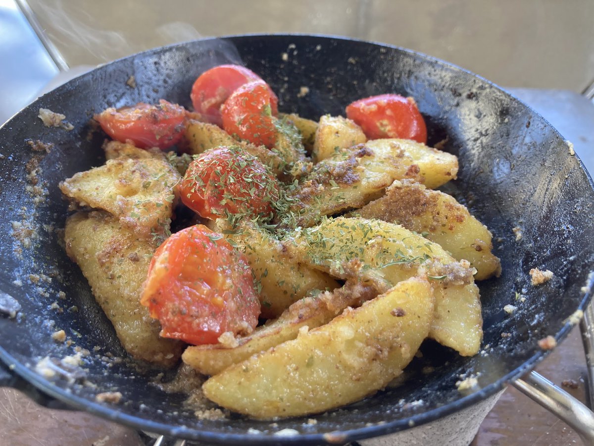 winteroptix's tweet photo. 作ったキャンプ飯などをメモをかねて書いてみる。

アンチョビポテト
ポテトは薄力粉をまぶし、アンチョビとともに炒める。
ミニトマトを入れて最後に好きな味付けしてできあがり。 https://t.co/kYogNy1THl
