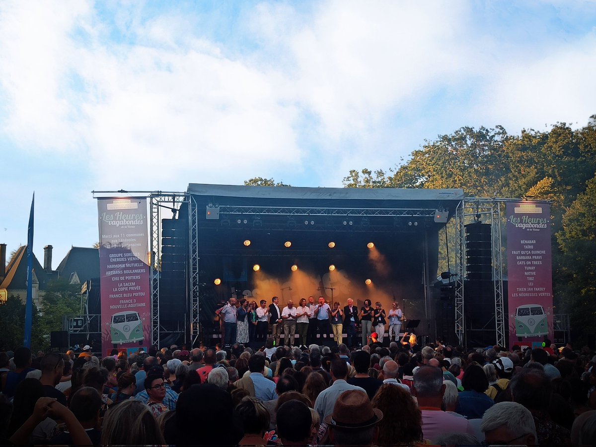 AnthonyLAMY6's tweet photo. Début de la 18ème édition @LHV86 qui accueil @Benabar_ pour le premier concert a #Lencloitre ce soir 🎶
Une occasion de remercier les élus du @departement86 et les partenaires auquel le @CHU_de_Poitiers participe pour sensibiliser la population sur le don d'organes et de tissus. https://t.co/JUKwgXYQSI