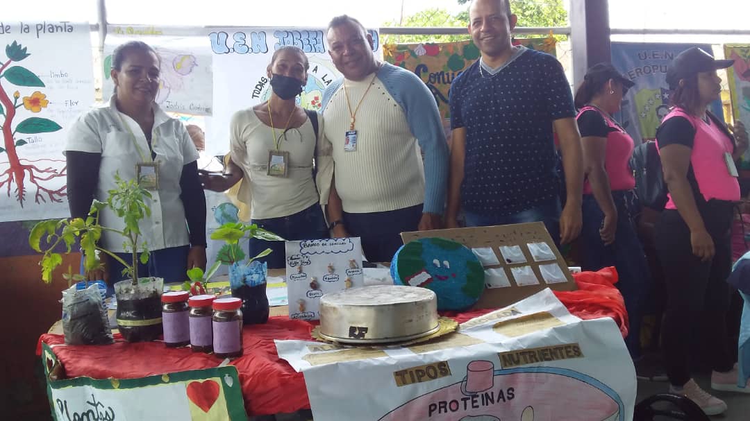 Hoy realizamos una Mini Expoferia Escolar de Muestras Municipales dando cumplimiento al programa 'Todas Las Manos a la Siembra' con la participación de escuelas del sector rural y urbano,

#NuevaEraDeLaComunicacion 
#8Julio