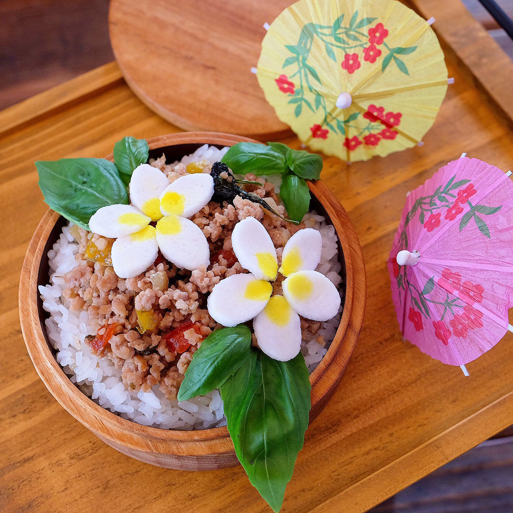 もえコ ˎˊ 𝐭𝐨 𝐦𝐨𝐞 𝐜𝐨 改めましておはようございます 過去弁 の 夏弁 で プルメリア弁当 ガパオライスに はんぺんを着色したもの プルメリア 丸弁 お弁当 お弁当記録 T Co hbjoqtqc Twitter
