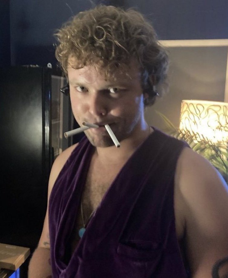 afihouse's tweet photo. ASHTON FUCKING IRWIN!! https://t.co/g2VpAuN06C