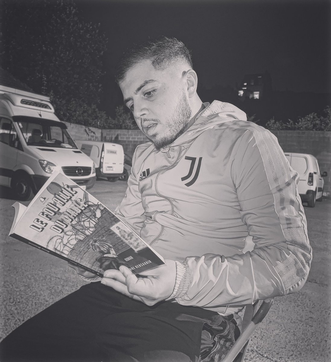 RBensaghir's tweet photo. @HamzaSauceGod semble apprécier sa lecture du roman « Le fou allié du Diable » 😎
#Hamza #livre https://t.co/G6Ys4HlVa4