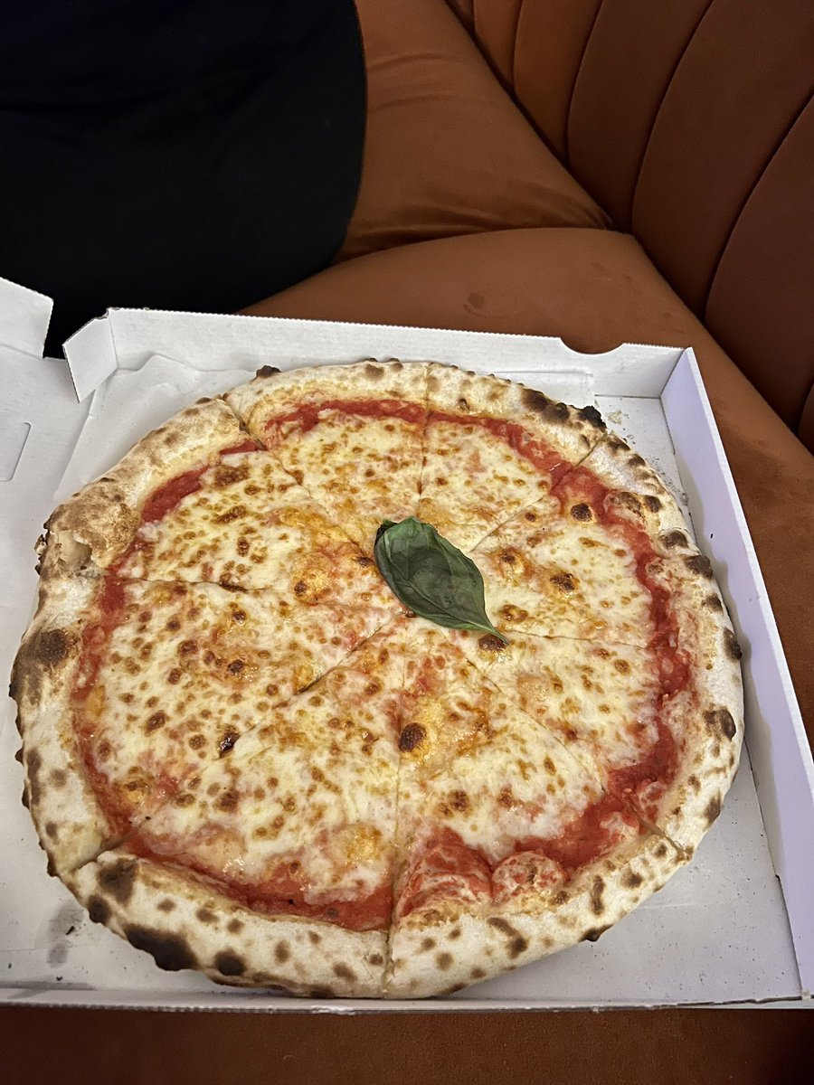 CPerez22's tweet photo. Pizza Margherita. I should have asked for extra basil 🌿 #sadpizza #pizza #pizzadelivery #pizzalover #why #basil #FridayFeeling #FridayVibes #oneistheloneliestnumber https://t.co/d0E6gGcH6l
