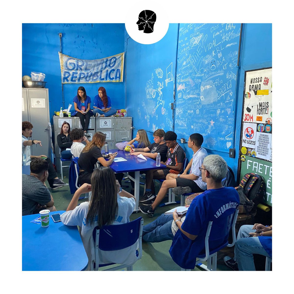 Na última quarta-feira(06/07), ocorreu a nossa reunião semanal do Grêmio Diversidade. Algumas das pautas citadas na reunião foram:
-Melhor organização da torcida para futuros jogos esportivos.
-Entrada de novos estagiários.
-Utilização do palquinho.
-Futuros projetos.