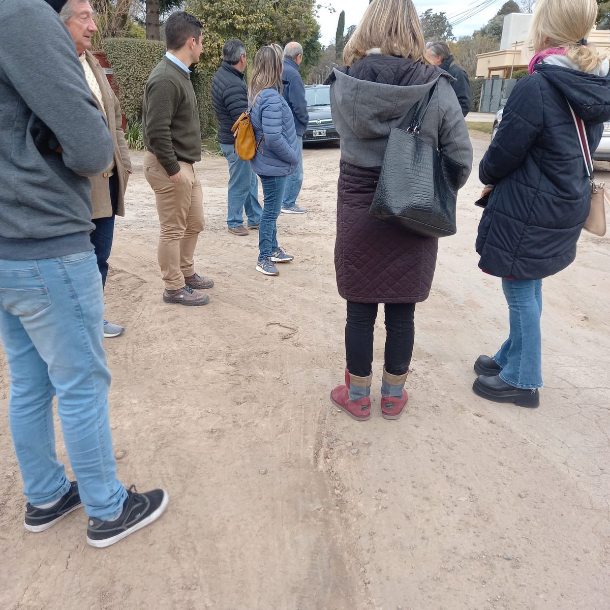 lorenarivas_bv's tweet photo. Terminando el día en reunión con vecinos informando sobre la obra que se lleva a cabo en la calle la Plata junto al sub secretario de obras públicas Pablo Menendez 
@jaimemendezh @federandle @NigroFrancisco https://t.co/YzkajsH5nw
