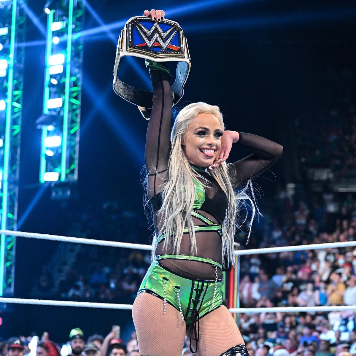 SiMrMercdesMone's tweet photo. #SoExcitedToSeeYourNewSidePlatesTonightOnyourSmackdownWomensWorldTitleChampionshipBelt @YaOnlyLivvOnce #GoKillit on your new brand new show Roster #SmackDown #GoodLuck https://t.co/4HTXyX6qxq