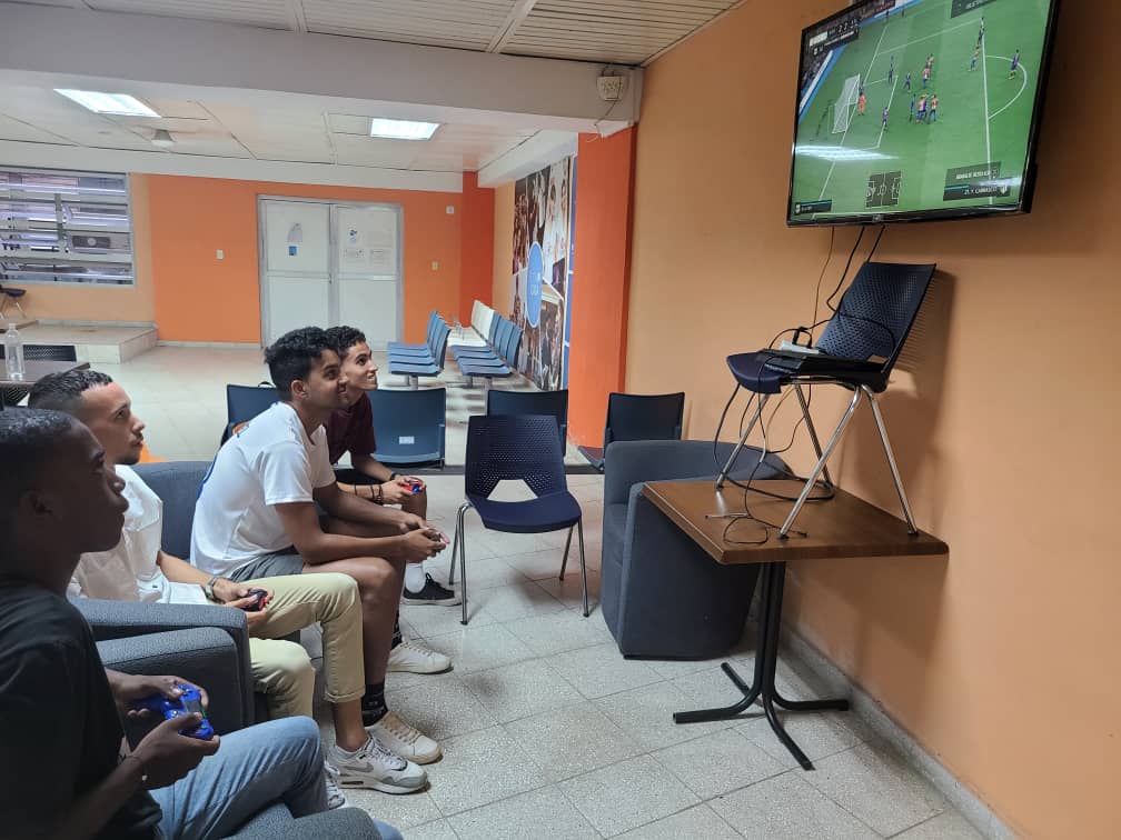 FutbolFcom's tweet photo. Y se realizó el torneo de #FIFA22❗Fue todo un éxito, gracias a las 16 parejas que participaron y a la dupla ganadora @simplemente_jj y @DavidE57rada, que serán premiados en nuestra próxima fiesta vikinga 😏
#ComunicacionAgresivo
#FcomEsCasa https://t.co/2q0tW82Lqi