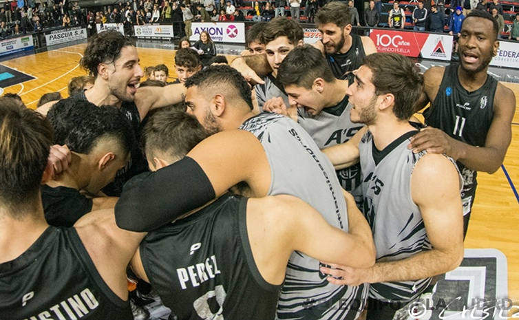 basquetplus's tweet photo. El conjunto de Olavarría se debate entre seguir en la segunda categoría o vender la plaza y los hinchas e históricos se expresaron en las redes sociales.

#ElBataEsDeLiga, el pedido para que Estudiantes no deje la Liga Argentina
https://t.co/oJR5hqwXWQ https://t.co/tNTX0uTITK