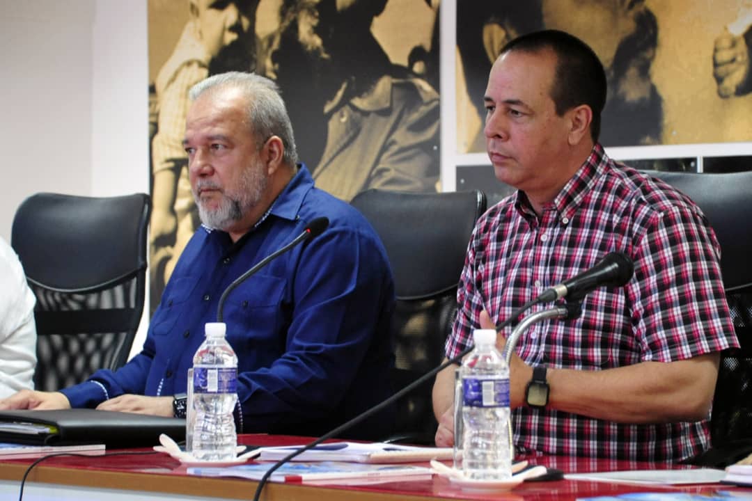 japortalmiranda's tweet photo. Junto al Primer Ministro, @MMarreroCruz, participamos en la clausura de la XX Reunión de jefes de misiones médicas cubanas en el exterior, encuentro en el que primó el diálogo franco acerca de experiencias y desafíos que distinguen la labor de nuestros colaboradores por el mundo. https://t.co/xKOdQgTHeX