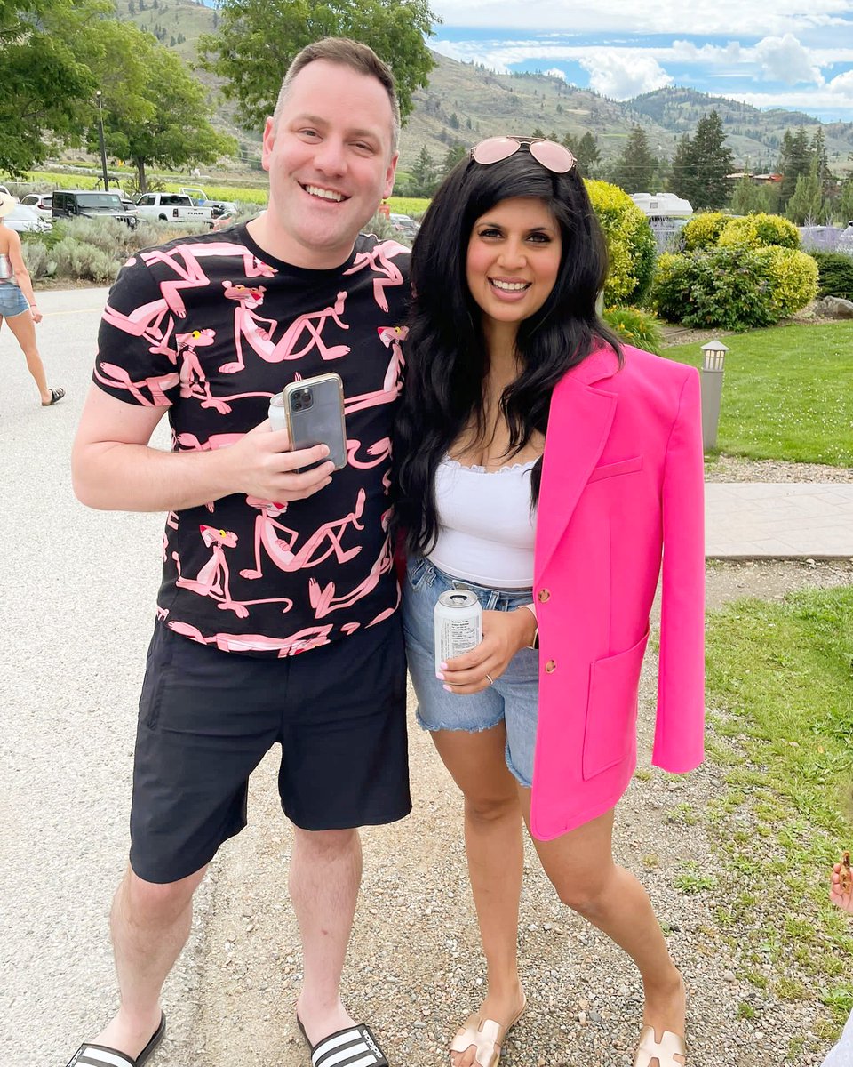 A little Okanagan reunion bevy with @Sonia_Sidhu ! We obviously got the pink memo 💕