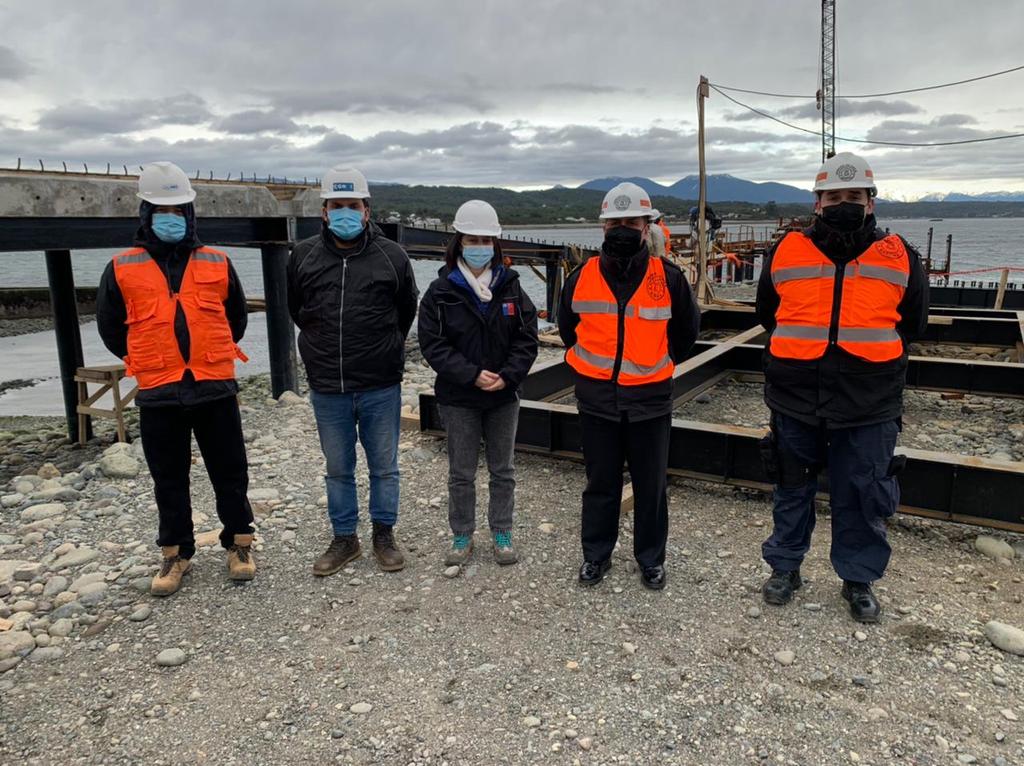 DGTM_Chile's tweet photo. Esta tarde, el personal de #PolicíaMarítima de la @CapuertoHp, realizó fiscalización en conjunto con Inspector Fiscal de DOP, a las obras de conservación de rampa que ejecuta la Empresa CONIX, en la localidad de #Rolecha, comuna de #Hualaihué.
@Armada_Chile https://t.co/Yi4pGLxr1n