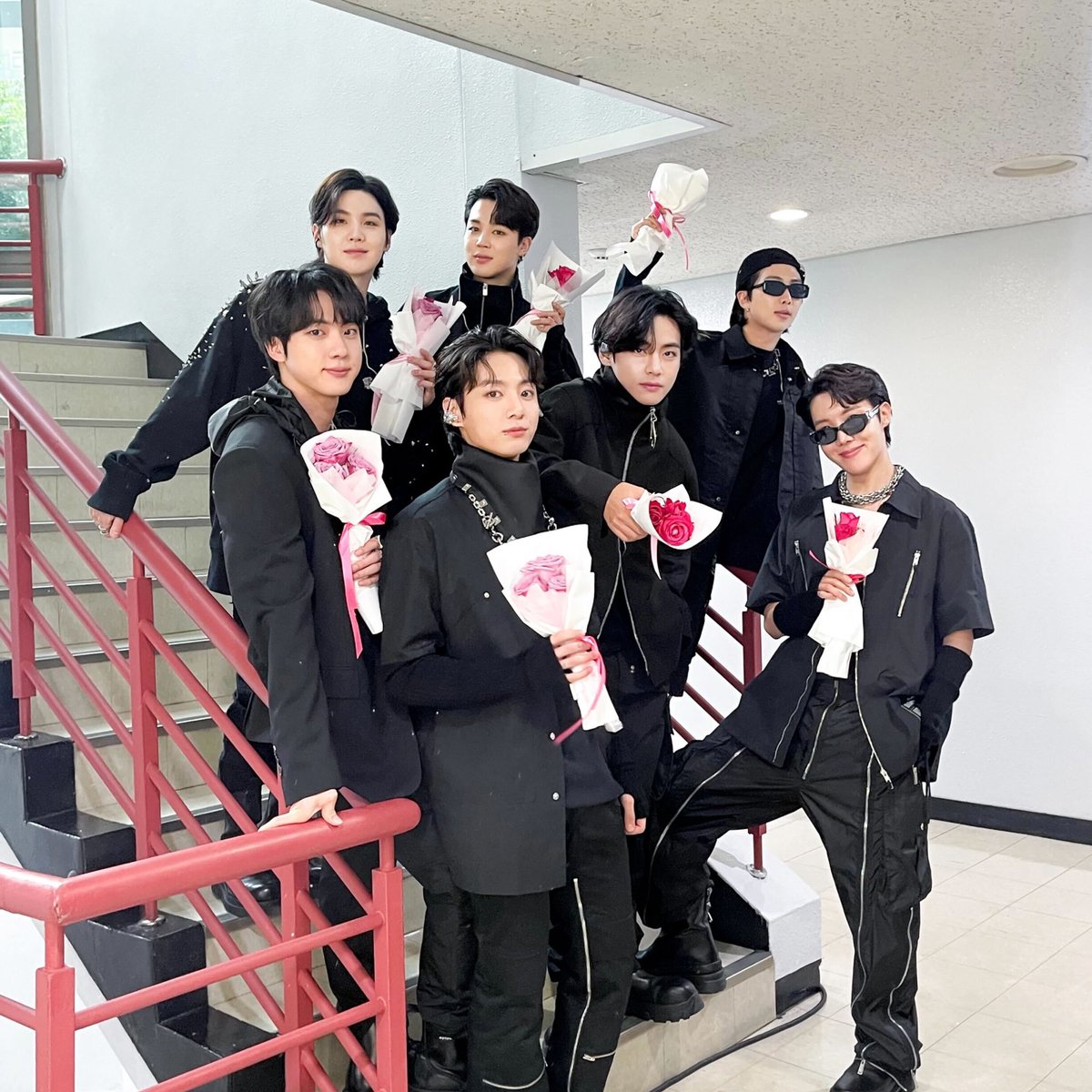 army day giveaway!! Happy Army Day besties✨💜 

🔮 1 winner of ₱130 gcash 
🔮 1 winner of ₱70 gcash 

> mbf 
> like and rt this tweet 
> reply w/ #HBD_TO_ARMY and ur fave ot7 photo 

ends july 10, 8pm.

t. bts ga giveaway ph