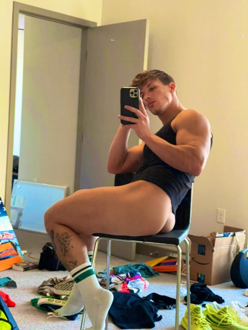 what should i sit on?  https://t.co/bUfSZpxQjL https://t.co/fMNeRFDJXM