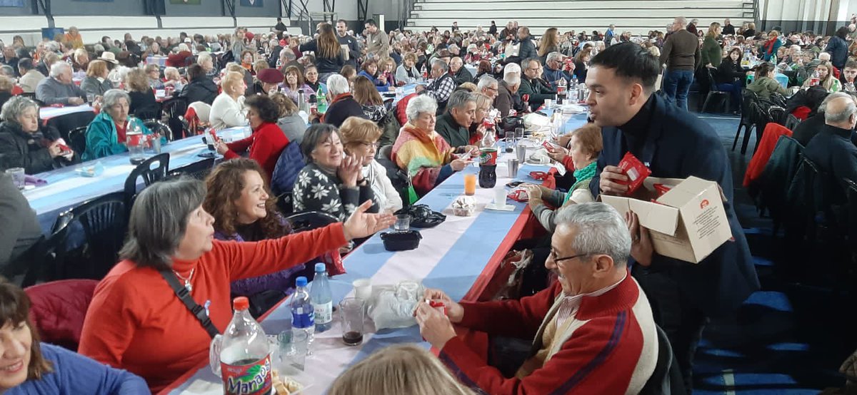 fernandotrigo3f's tweet photo. ¡Viva la Patria! 🇦🇷 👵🏽👴🏼

Lentejeadas 2022 para nuestros adultos mayores.
El equipo de Tercera Edad de la @Municipalidad3F organizó este festejo patrio. 
Que lindo vernos nuevamente y poder abrazarnos, reírnos, bailar, conversar, juntos disfrutando de estos hermosos momentos. https://t.co/nhaaeIHphq