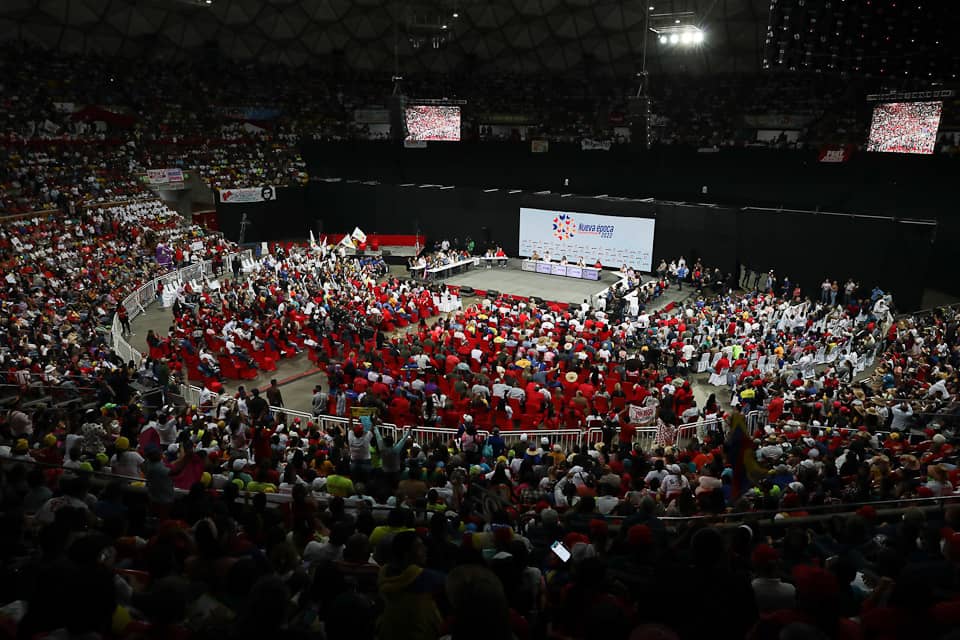 Un saludo fraterno a toda la gran fuerza popular de Venezuela, concentrada en el Congreso de la Nueva Época con los Movimientos Sociales. Hombres y mujeres de los diversos sectores de nuestro pueblo que día a día construyen la Patria potencia y próspera.