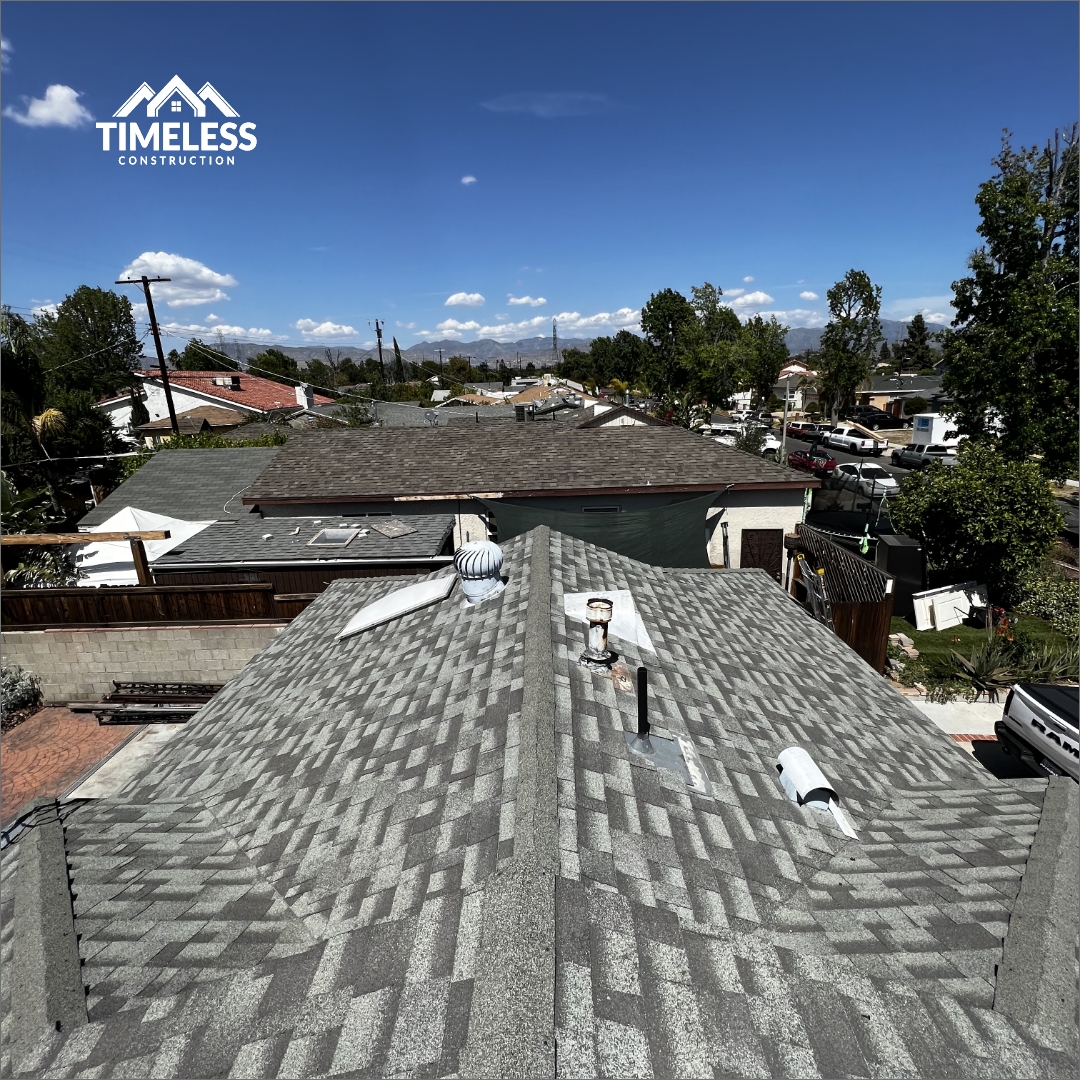 TimelessConstr's tweet image. 👉For this shingle roof #tcproject, the team of #TimelessConstruction replaced the old #roof with new decking. 
💪Our team also did the facia board replacement to avoid any roof problems and damage.
☑️The customer wished for white color, so we used Shasta White Shingle materials.