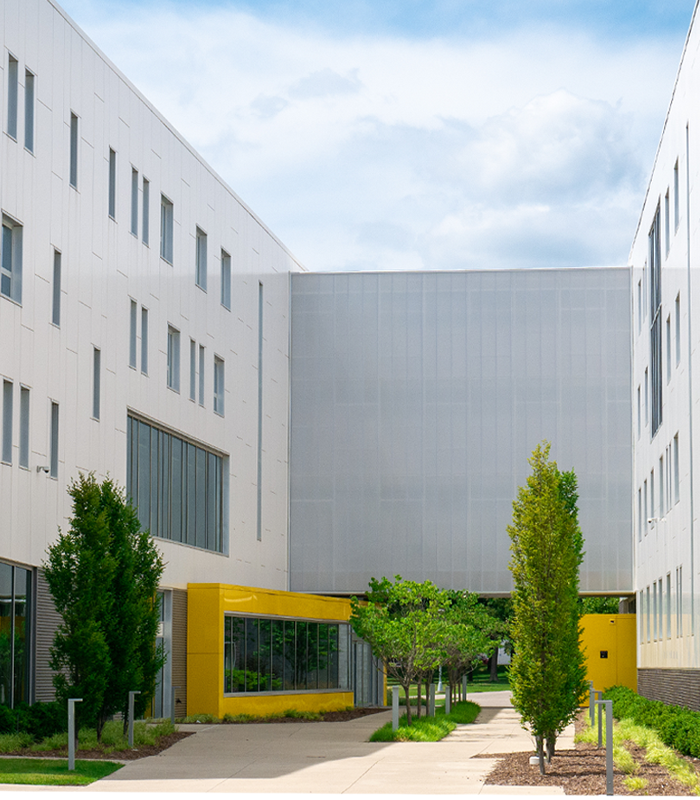 LawrenceTechU's tweet image. Quiet summer day at LTU&apos;s East Residence Hall, one of the 2021 winners of the Architectural Honor Awards of @AIADetroit.☀️😎 #WeAreLTU #CampusArchitecture