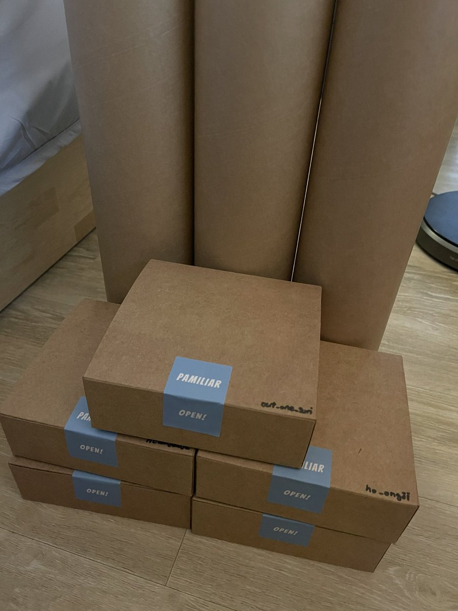 굉장히 오랜만에 트윗입니다…ㅎㅎ
어제 배송지를 보내주신 홀더분들께 둥 굿즈 택배가 열심히 달려가고 있을테니 모르는 택배라도 받아주세요!!😆