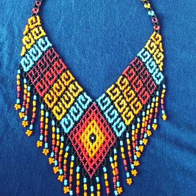waniku_yelitza's tweet photo. Pueblo Originario
#Chaima
#MarvelisZapata
Detrás de estos símbolos está una artesana artista sublime, obras de arte únicas.
Tiene el arte de diseñar códigos sagradas propios del saber ancestral de nuestros abuelos. https://t.co/YMUEMqeYNk